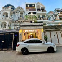 Nhà Phố Sang Trọng - Phú Mỹ Hưng Chỉ 1km!