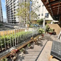 Cần bán căn hộ sân vườn đẹp nhất dự án Akari City, giai đoạn 1, đã có sổ hồng. Căn hộ tầng 3 với sân vườn riêng 18m, thông ra sân chung, vị trí đắc địa tại 77 Đại lộ Võ Văn Kiệt. Diện tích 56m², 2 phòng ngủ, 1 phòng tắm, thiết kế hiện đại, tiện nghi. Giá bán 3.750.000.000 VNĐ, đã bao gồm toàn bộ thuế VAT và phí công chứng. Pháp lý rõ ràng, sổ hồng trao tay. Liên hệ ngay để sở hữu căn hộ đẳng cấp này!