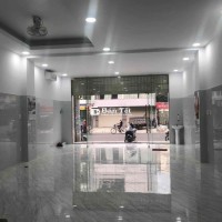 Phòng trưng bày sản phẩm mới 100% với diện tích 6x22m, sử dụng 45 tấm trần suốt, bao gồm 7 phòng lớn và 7 phòng vệ sinh. Vị trí mặt tiền đường kinh doanh, không gian rộng rãi, thông thoáng, nằm trong khu dân cư đông đúc, sang trọng, an ninh, không bị ngập nước. Lý tưởng cho các hoạt động kinh doanh đa dạng hoặc cho thuê. Khu vực xung quanh có đầy đủ tiện ích như công viên, Circle K, Bách Hóa Xanh, chợ, trung tâm thương mại Aeon Mall Bình Tân, trường học các cấp và các trung tâm Anh ngữ quốc tế. Địa chỉ: Mặt tiền đường Số 4, Phường Bình Trị Đông B.