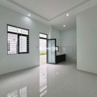 Phòng rộng có nguyên sân trước nhà giá hời gần chợ Phú Lợi