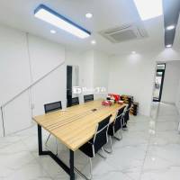 CHO THUÊ NGUYÊN SÀN VĂN PHÒNG TRỆT + LỬNG 120M2 SẴN BÀN GHẾ MÁY LẠNH