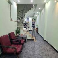 Cho thuê nhà nguyên căn 2PN, 2WC, Trệt lầu, hẻm Đ. Trường Sa, P.17