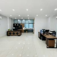 Cho thuê tầng trệt 7x20, ngăn sẵn 2 không gian làm việc, có hầm riêng