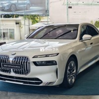 BMW 740i Pure Excellence Trắng 5 chỗ
