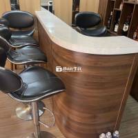 Quầy lễ tân bar mặt đá thân gỗ và ghế uống rượu
