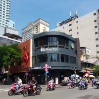 Cho thuê nhà góc 2MT Đông Du, Quận 1. DT: 10x25m