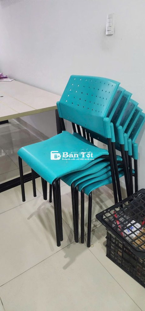 Cần bán bàn làm việc và ghế nhựa cao cấp