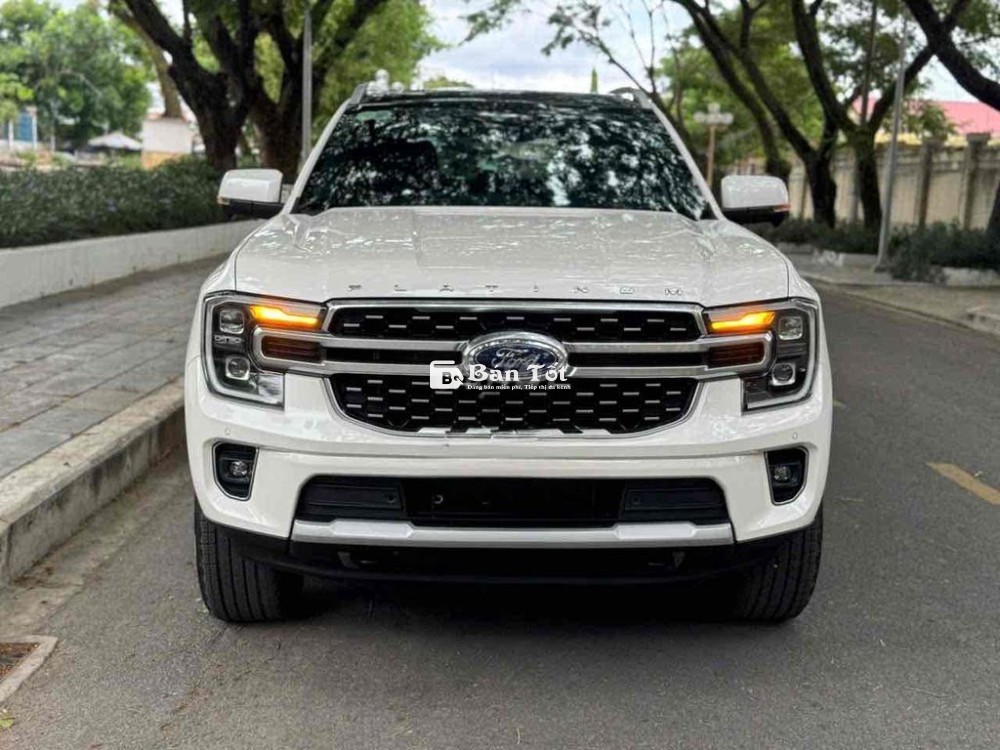 Everest Platinium 2025 Xuất Hoá Đơn Xe Rất Đẹp