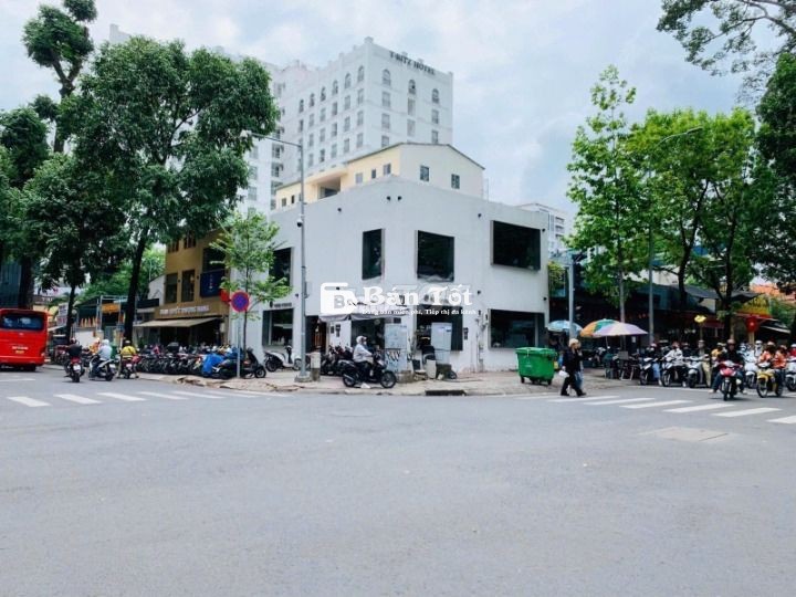 Cho thuê nhà GÓC 2MT 130 Nguyễn Đình Chiểu, Phường 7, Quận 3