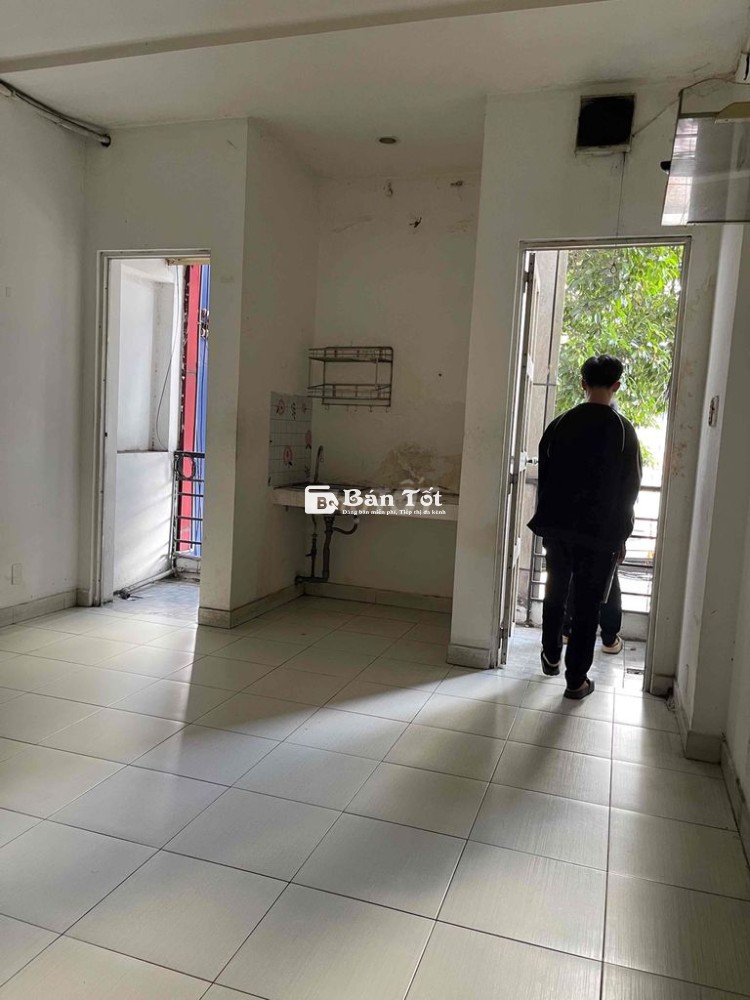 lầu 1 có 2 phòng 1 wc  có ban công  ở gđ 4 đến 5 người