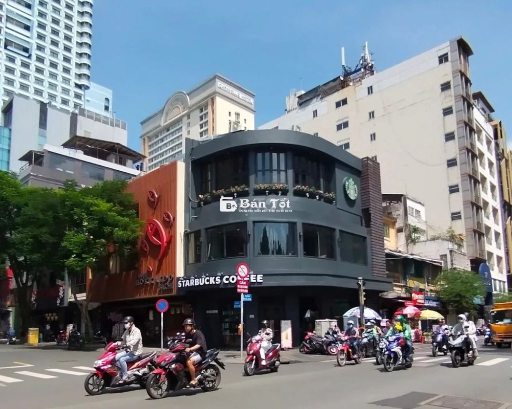 Cho thuê nhà góc 2MT Đông Du, Quận 1. DT: 10x25m