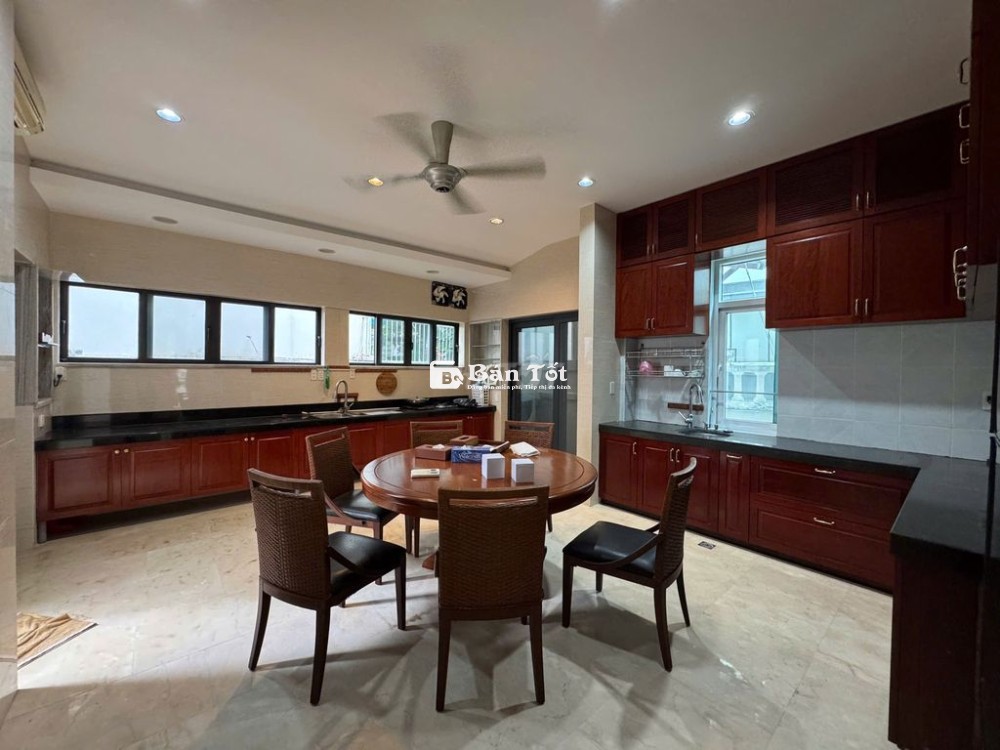 Cho thuê biệt thự sân vườn 3 tầng 300m2 - 4PN Khu Phúc Lộc Viên