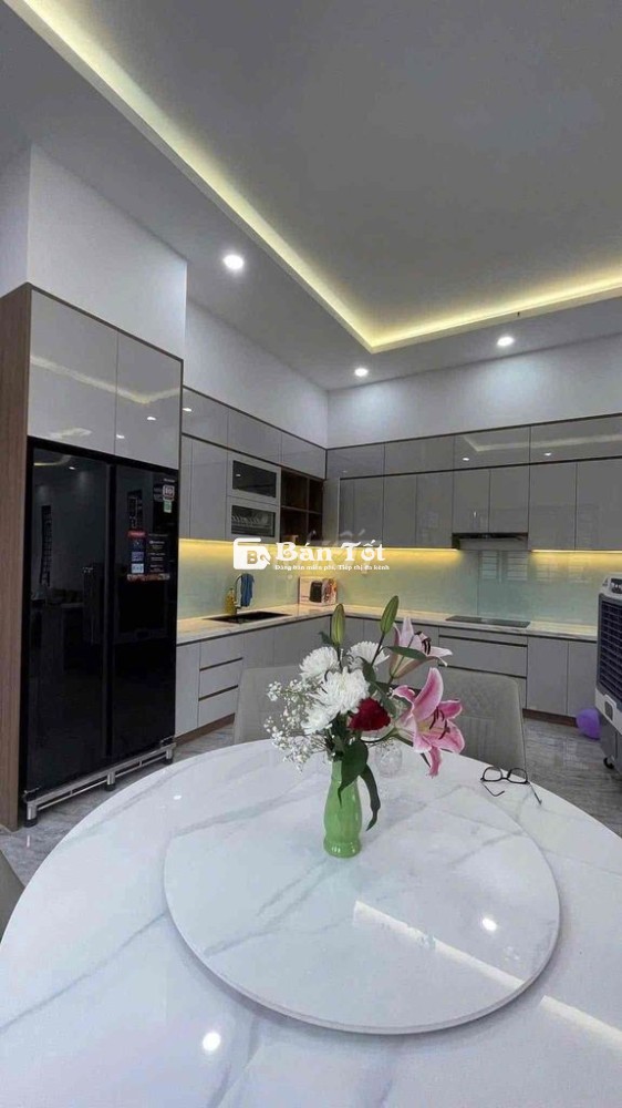 cho thuê nhà ng cănLàng Đại Học ABC, 5x20 , 3 lầu 4 PN . Giá : 22tr/th