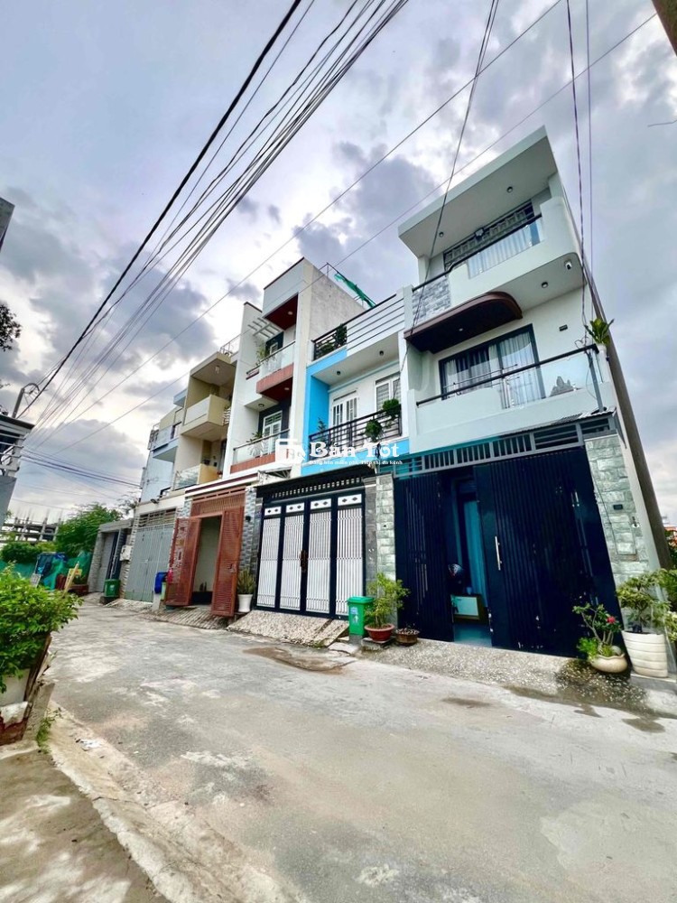 NHÀ 3 TẦNG ĐỐI DIỆN TRƯỜNG TIỂU HỌC PHÚ HỮU 4 PN XE HƠI NGỦ TRONG NHÀ